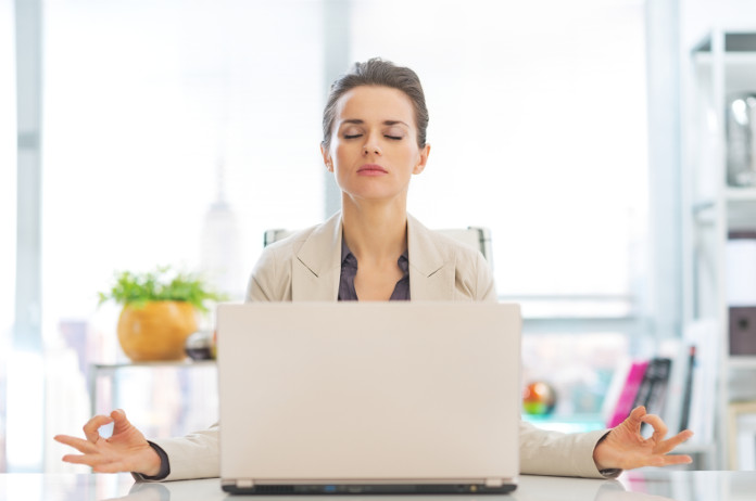 Alguns minutos de meditação ajudam a resolver conflitos no trabalho