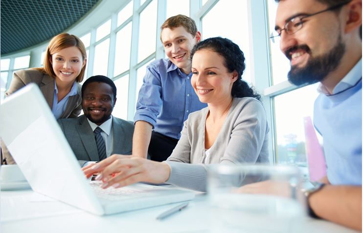 Colegas Reunidos em Torno do Note