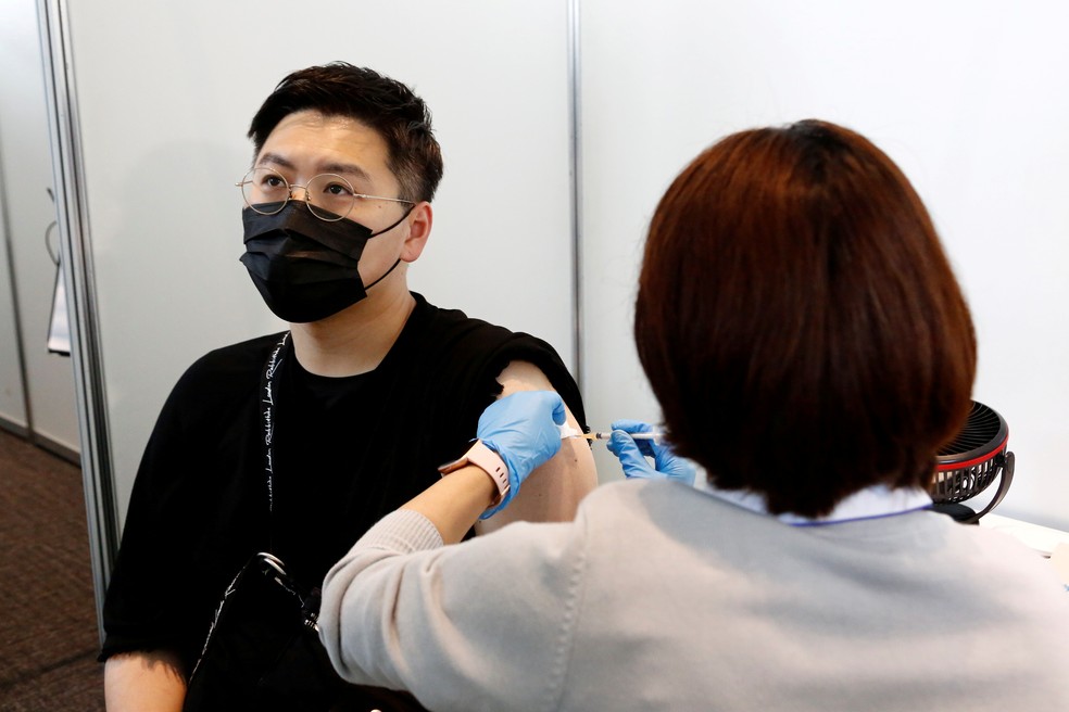 Japão suspende aplicação de 1,6 milhão de doses da vacina da Moderna por ter encontrado impurezas em frascos